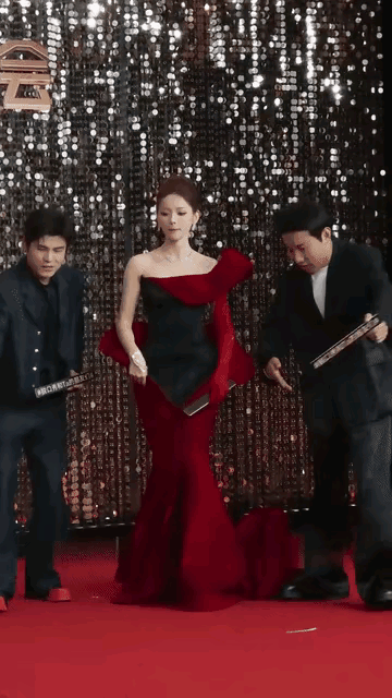 杨超越和徐志胜何广智同台，完全不在一个图层，就像带着两个青铜兽走红毯。徐志胜