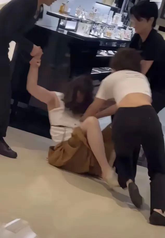 7月18日，合肥万象城香奈儿销售与顾客发生肢体冲突。任谁也想不到一个服务行业