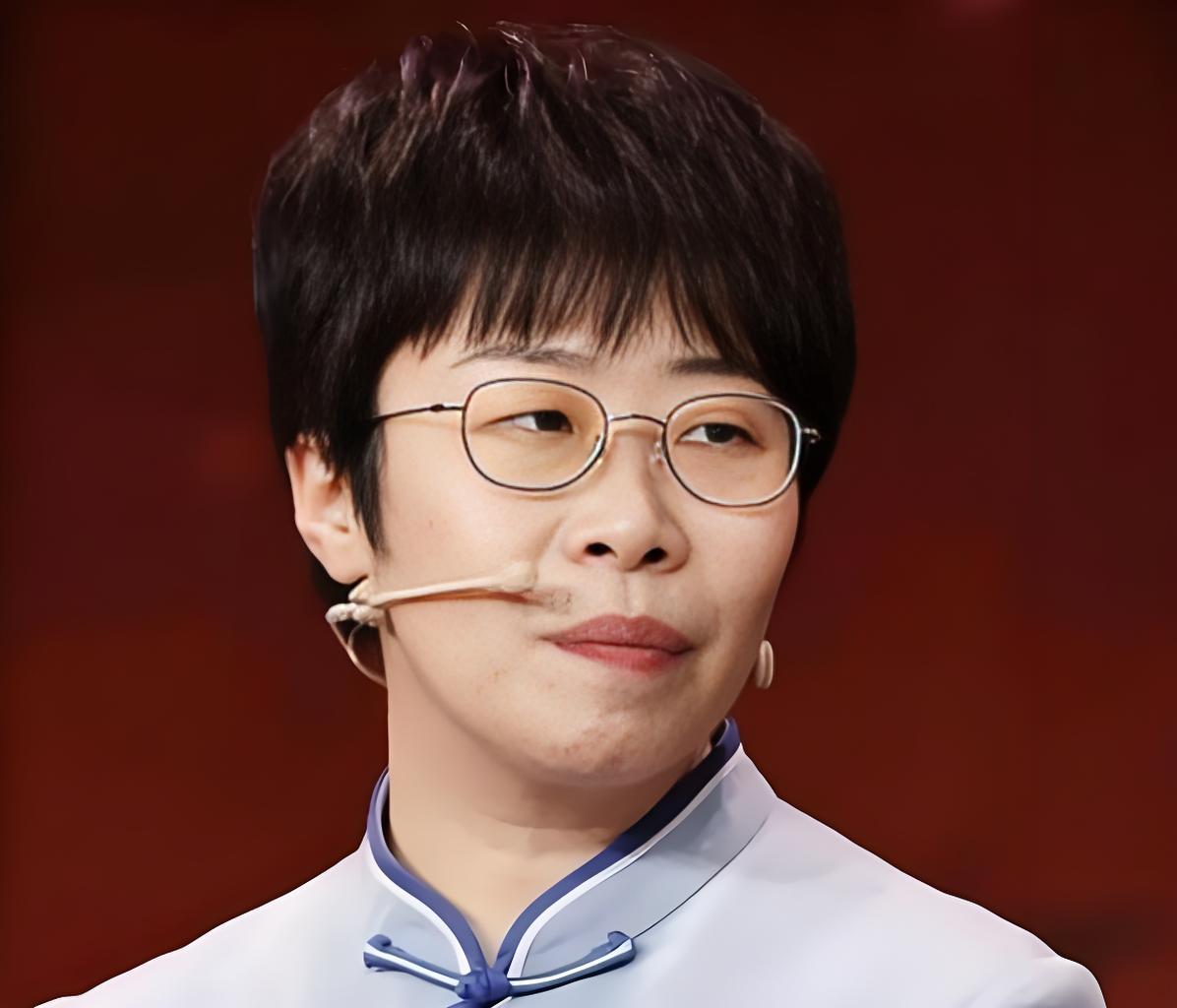 你敢信吗？前阵子还在诗词大会上温温柔柔讲唐诗宋词的蒙曼，就因为聊了几句清朝，直接