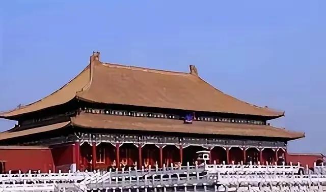 1949年，国家组织了7万人在北京故宫里清理垃圾，历时9个月清理出清末以来近40