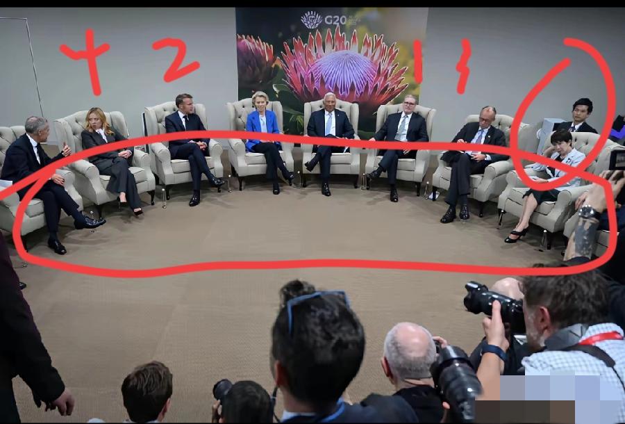 G20期间G7小圈子开会，3个细节:1、13个人全部翘着二郎腿，会纪太散漫！