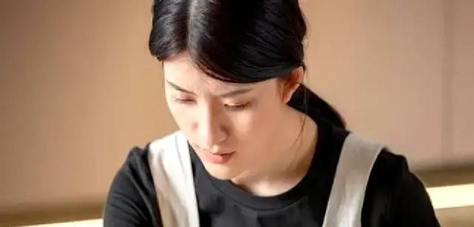 全网都猜错了！南京一名35岁保姆苏月琴，照顾19岁重度自闭症少年周祈安，却意