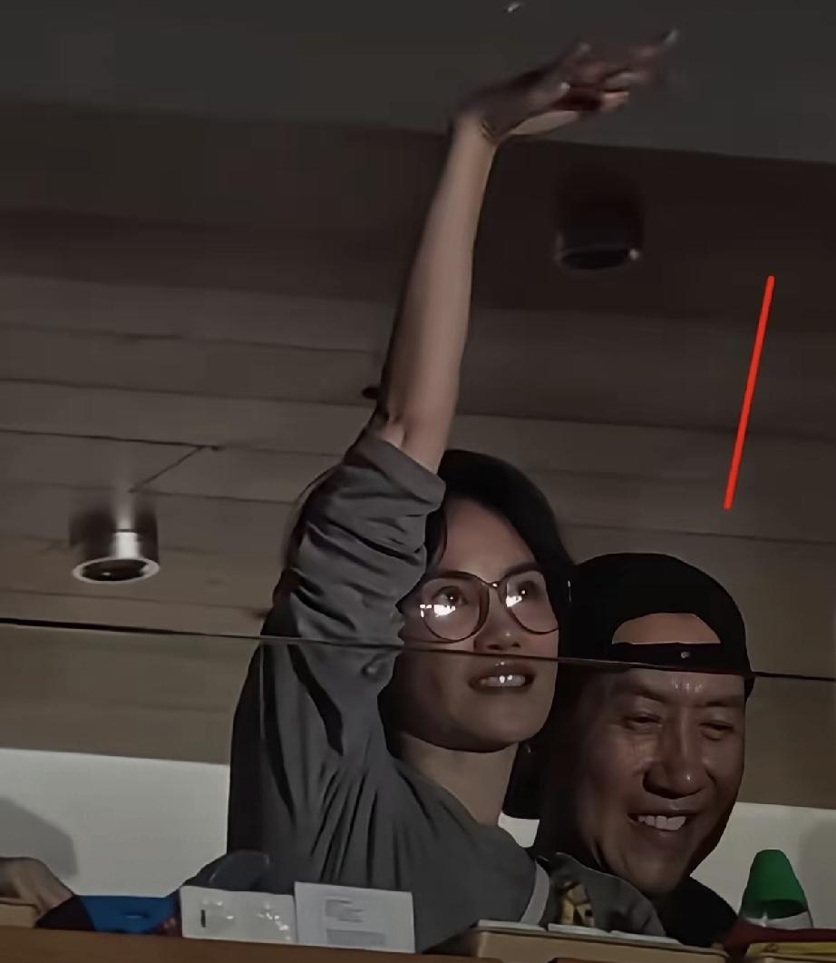 那英的演唱会上，站在王菲身边的黑色棒球帽男士似乎在刻意的躲避镜头。他的笑容很灿烂