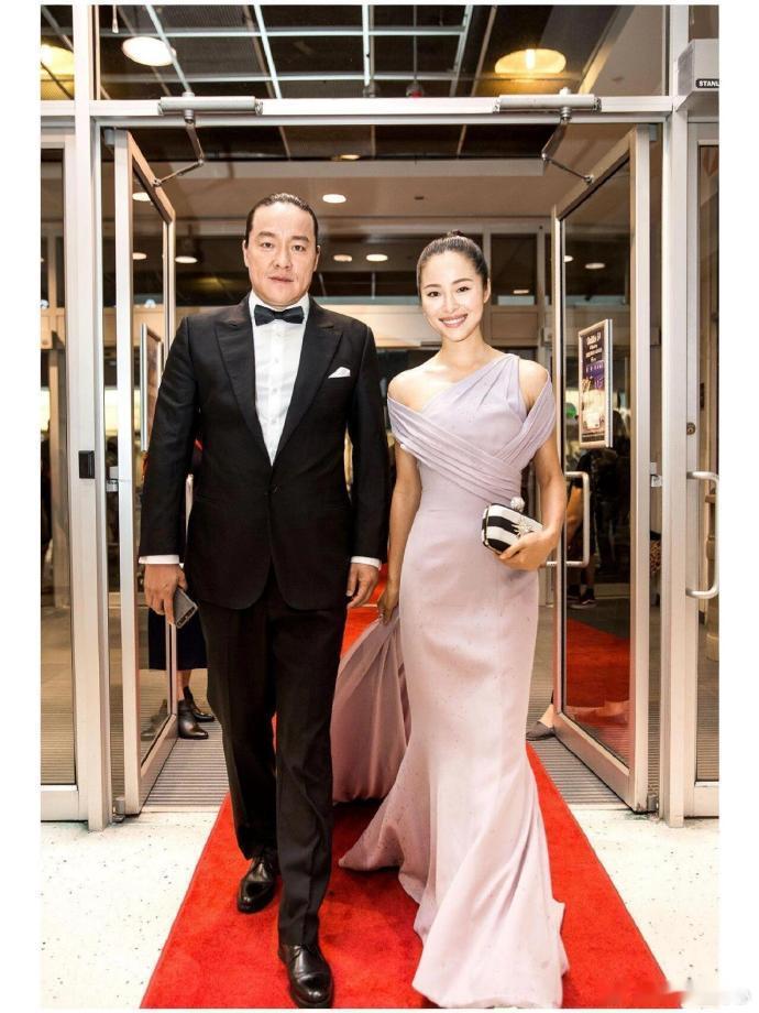 江一燕离婚最近，娱乐圈又爆猛料，江一燕离婚的消息瞬间登上了热搜。一时间，网友们的