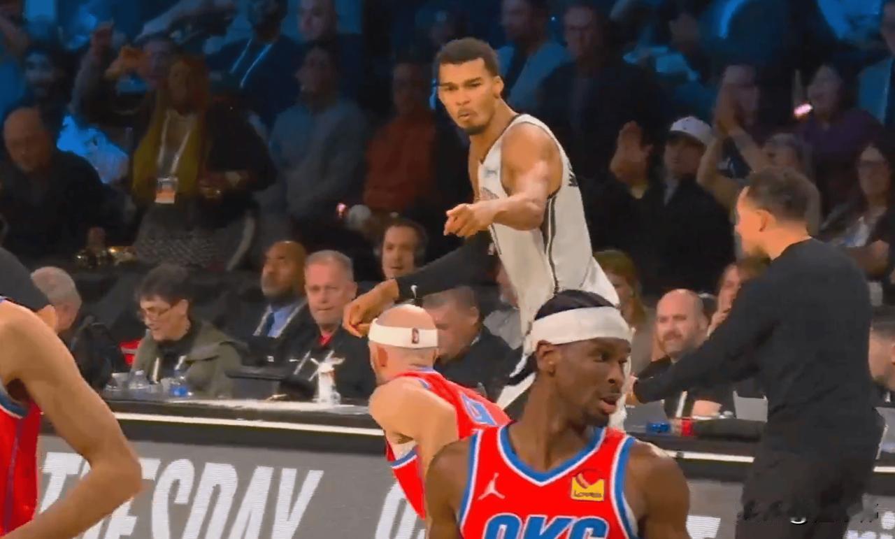 大一号的杜兰特！卡鲁索谈文班亚马：“他很高，很灵活。”“还有一手投篮。”