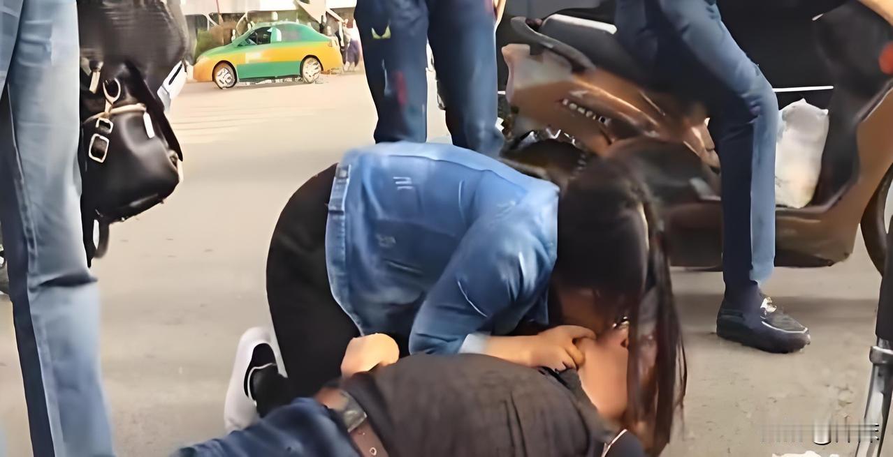 她跪地救人失败了，4天后全城追着她跑，到底为啥？就是今年4月，在西安一个早高峰