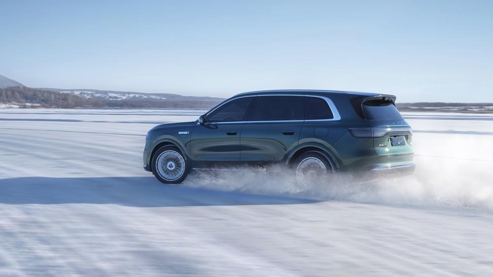 选家庭车看这点就够，问界M8冰雪AEB太给安全感冬季带家人自驾跑冰雪路，最怕的