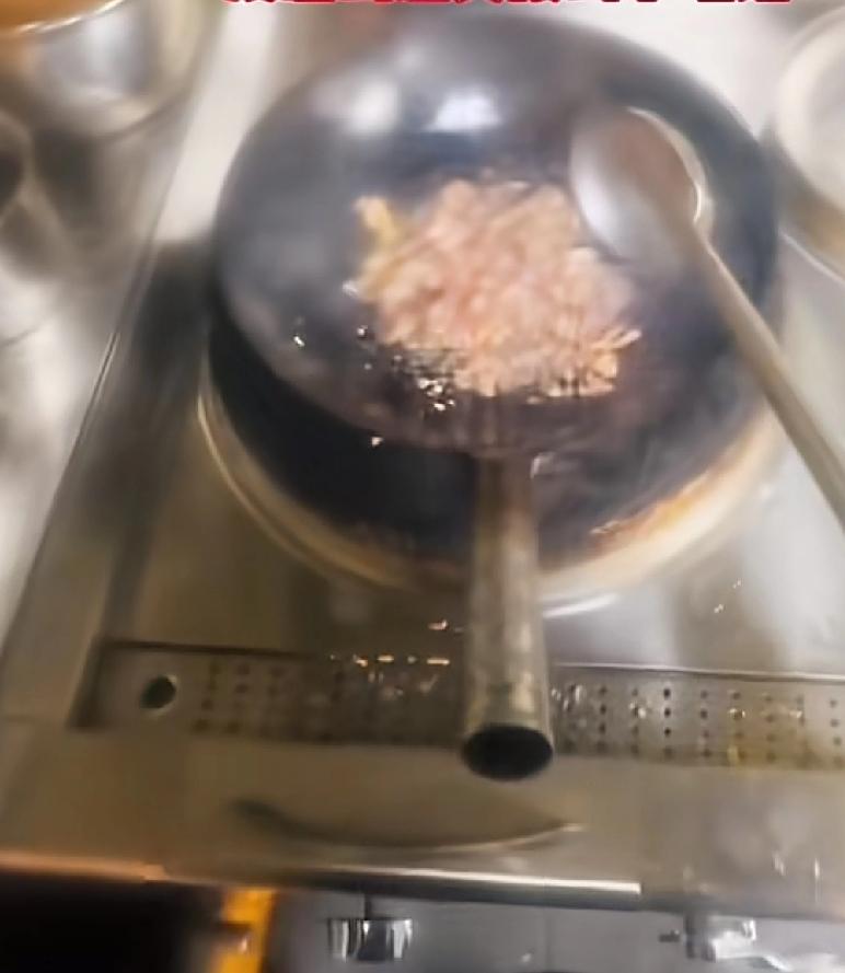 奶奶说今天出门买菜，把自己的银行卡弄丢了儿子非常慌张，急忙穿衣服，准备出门找