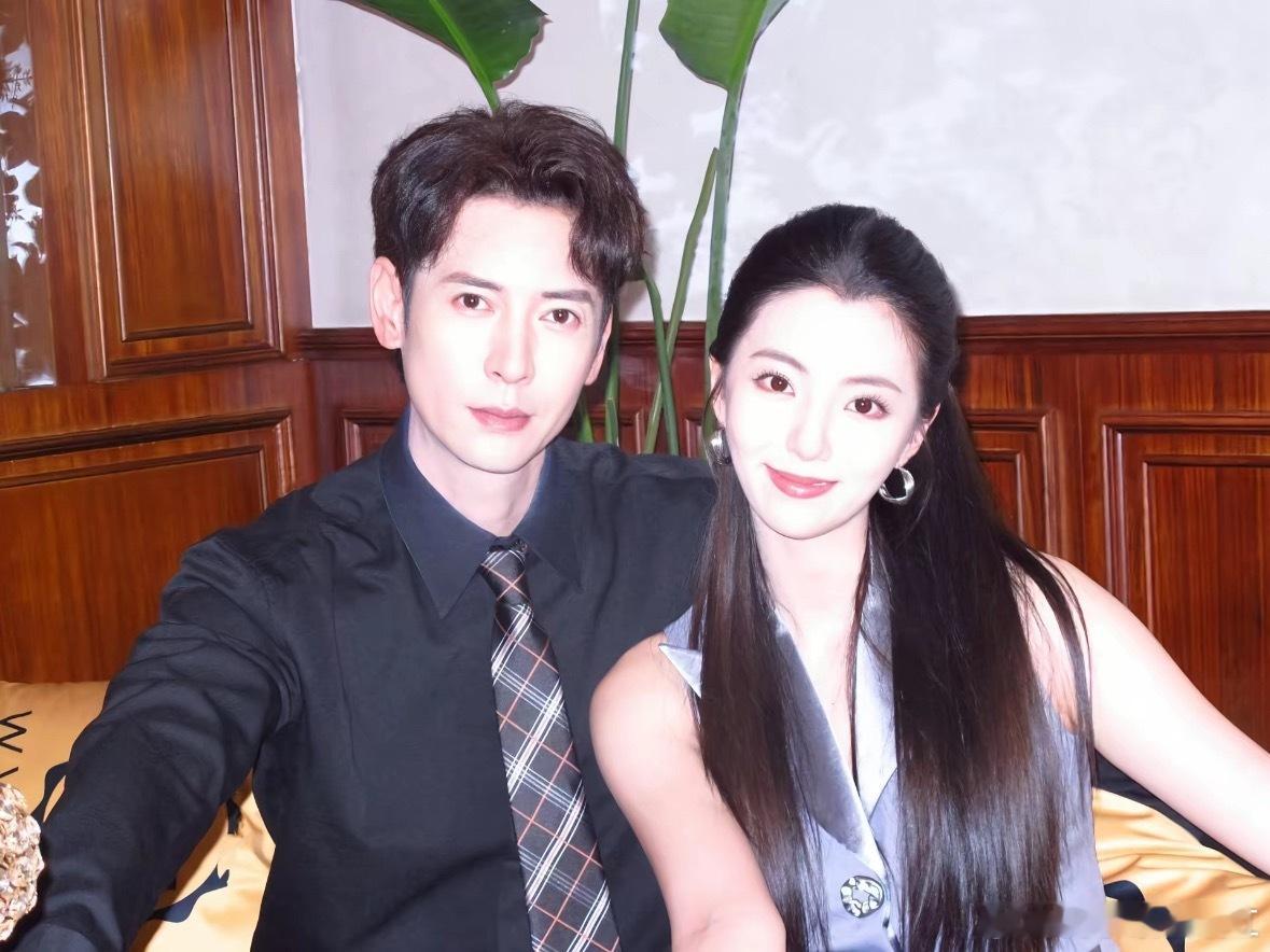 哇塞！韩栋和何子怡这组图好有古早高干文的感觉​​​