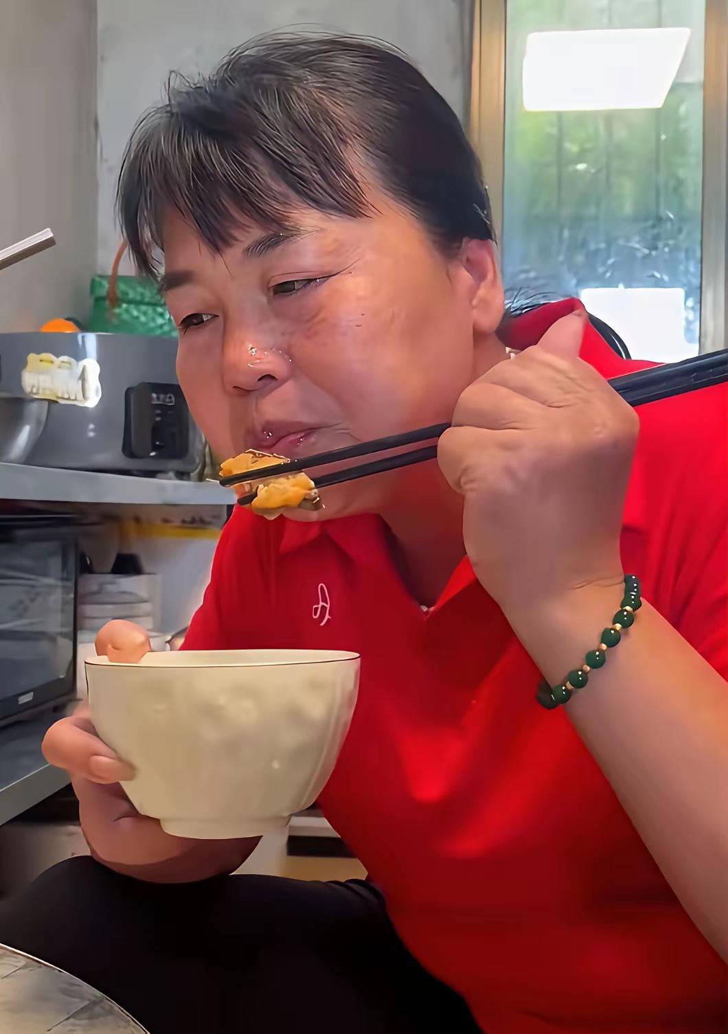 全红婵妈妈身上那股劲儿，真不是一般人学得来的。你看她接受采访，说起女儿拿冠