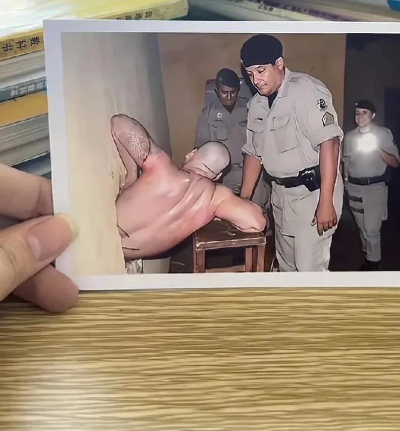 一名被判无期徒刑的囚犯，为了逃出监狱，用汤勺日复一日的往地道，挖了整整十年，终于