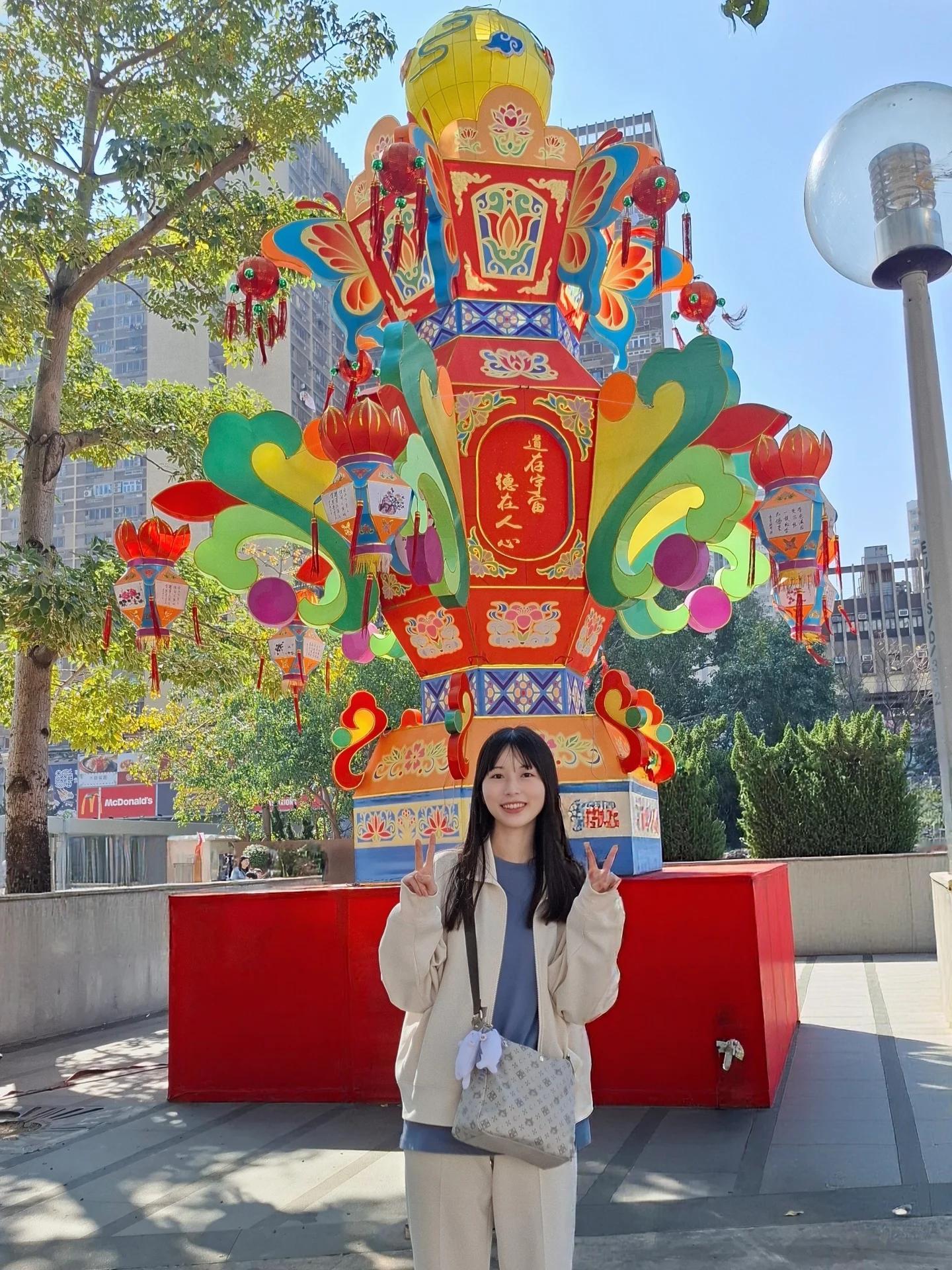 佐々木琴子「香港でのお写真🐈️たくさん食べた🐱おいしかった🐱」