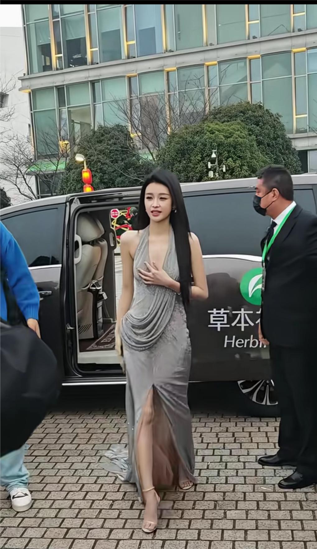 离了婚的孙怡彻底放开了，穿着很大胆，孙怡穿着灰色长裙，身材高挑，长直发披肩，很漂