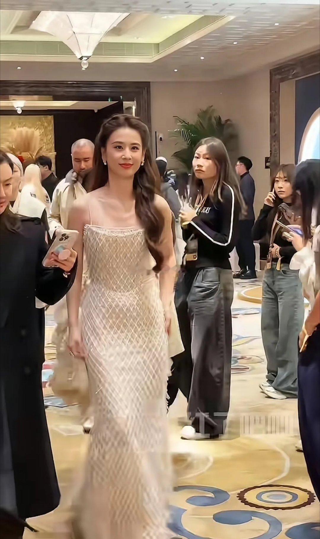 黄圣依半生归来仍是少女难怪杨子后悔，黄圣依的这个花期，真的是太长了，估计杨子千算