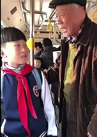 公交车上，一位白发老人用劲压住一个学生男孩的肩膀，说出的一番话，让乘客们赞不绝口