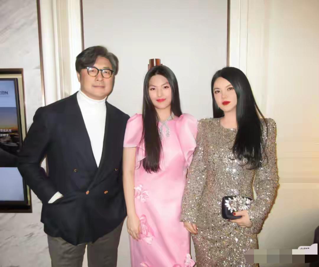 李湘和王岳伦到哈尔滨出席活动！16岁王诗龄太美了，身材苗条，光彩照人王诗龄穿一