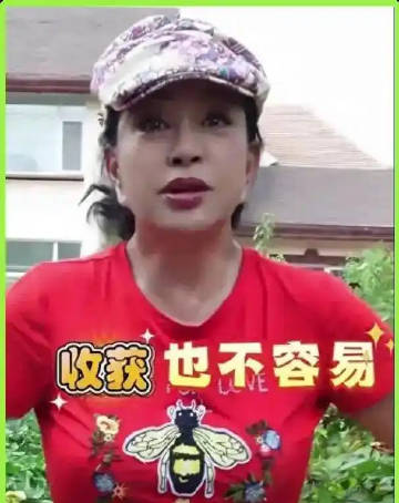 73岁刘晓庆下地种菜，网友看后直呼：这体力比我还好，她到底咋保养的？