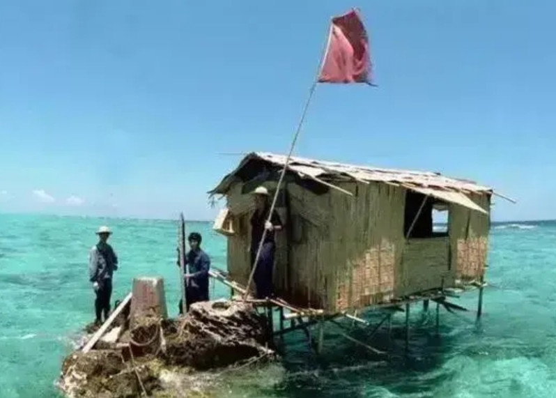 谁能想到，三十多年前搭着高脚屋的永暑礁，到了今天竟然变成了原始森林的样子，连红树