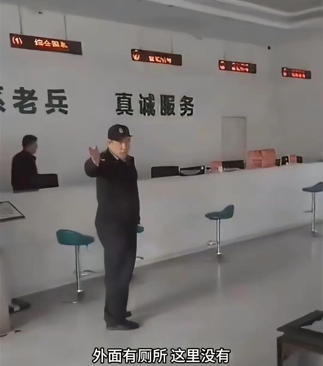 穿夹克的领导一句话救了自己！如今的他想必十分庆幸多此一言，他的领导也该对他心怀感