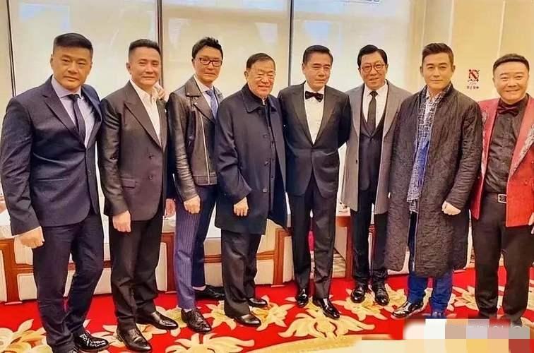 一众老戏骨合照：我认出了外形硬朗的张志坚，戴着眼镜的吴刚，气色盈和的高明，西装革