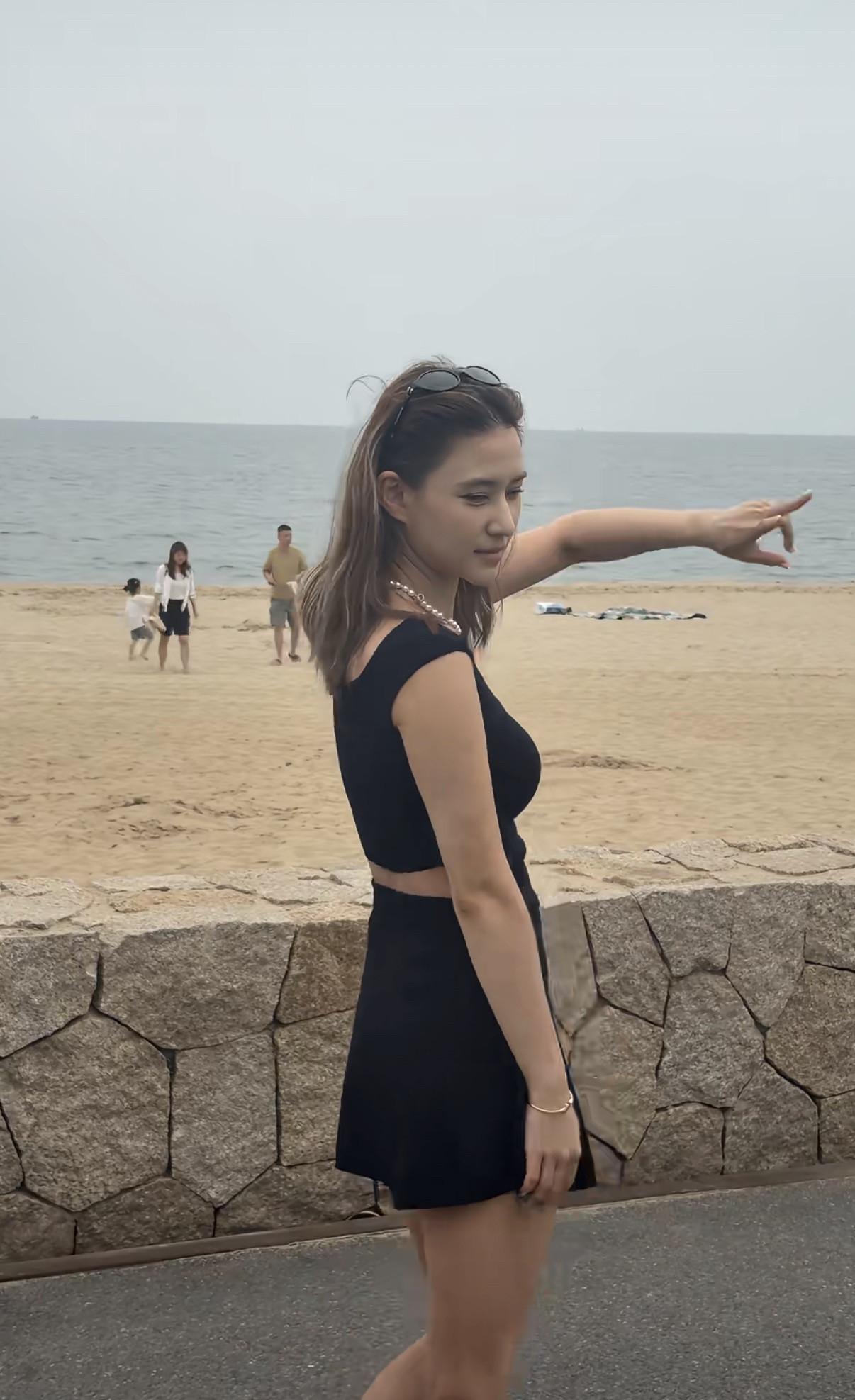 阿那亚偶遇赌王最美女儿何超莲，本人也是很接地气了，没有一点架子，拍照和普通人一样比剪刀手✌️是不是何