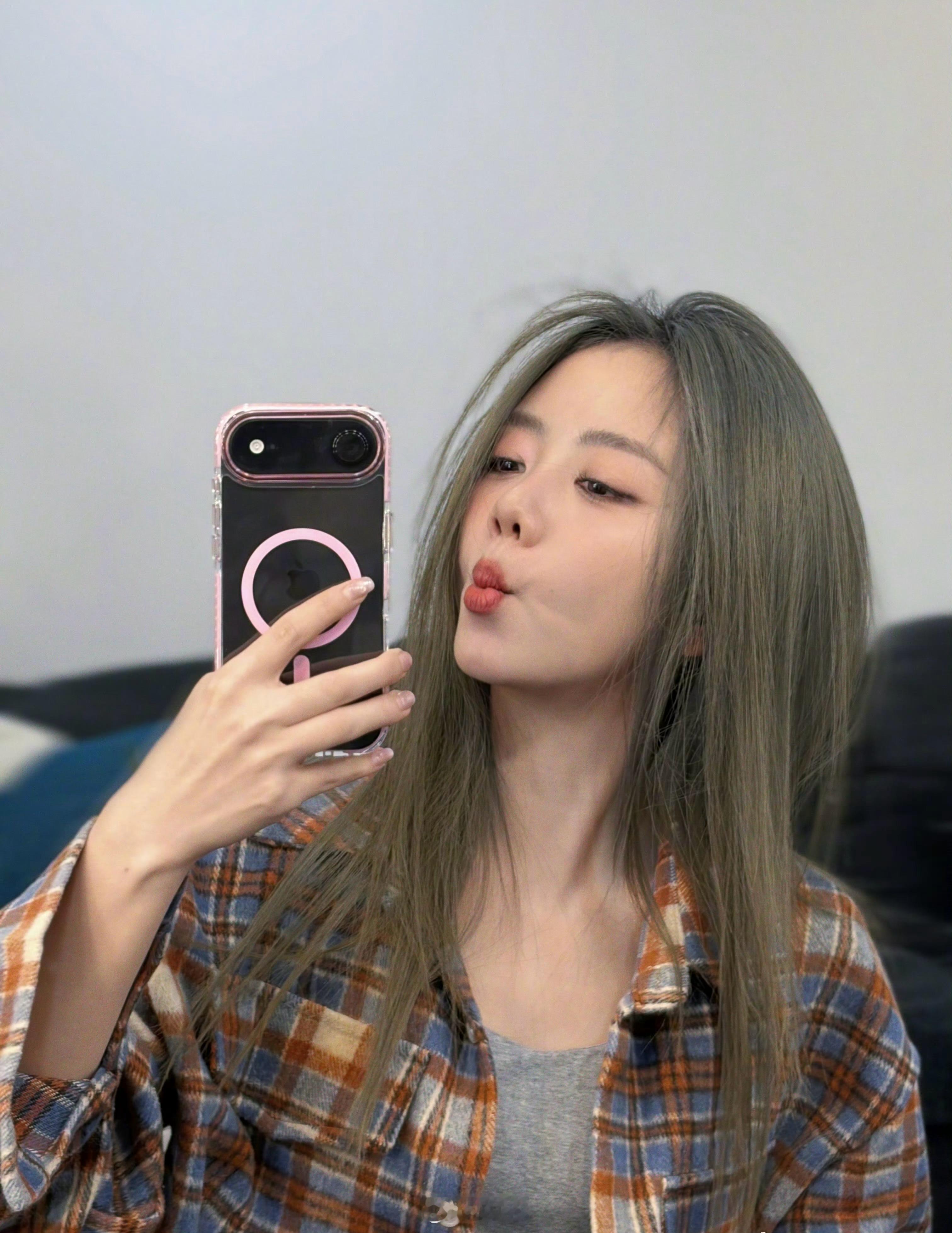 难得刷到一个好看的小姐姐在用iPhoneAir！