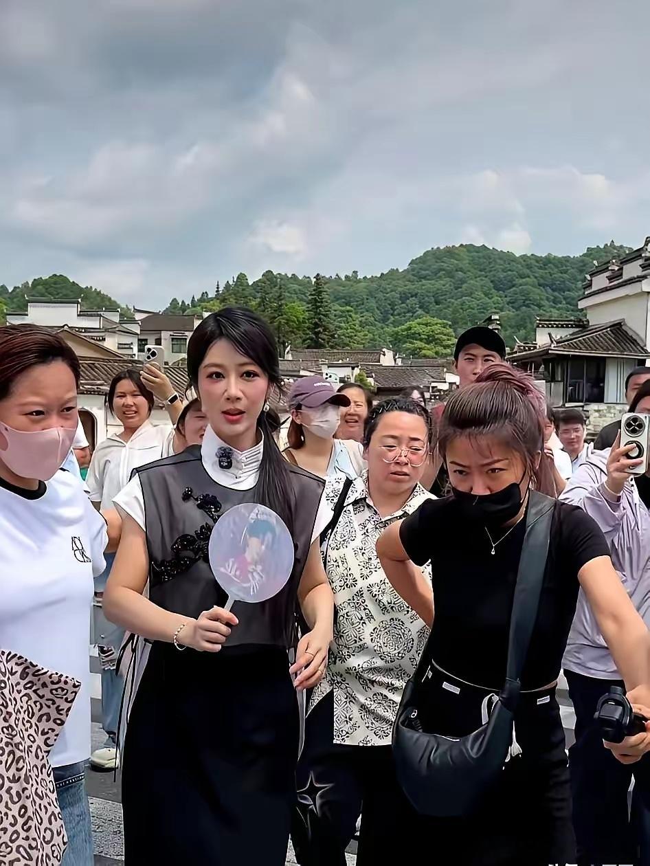 我一直以为明星的生图是P出来的，直到看见黄山游客手机里的杨紫。两年了，黄山景区还