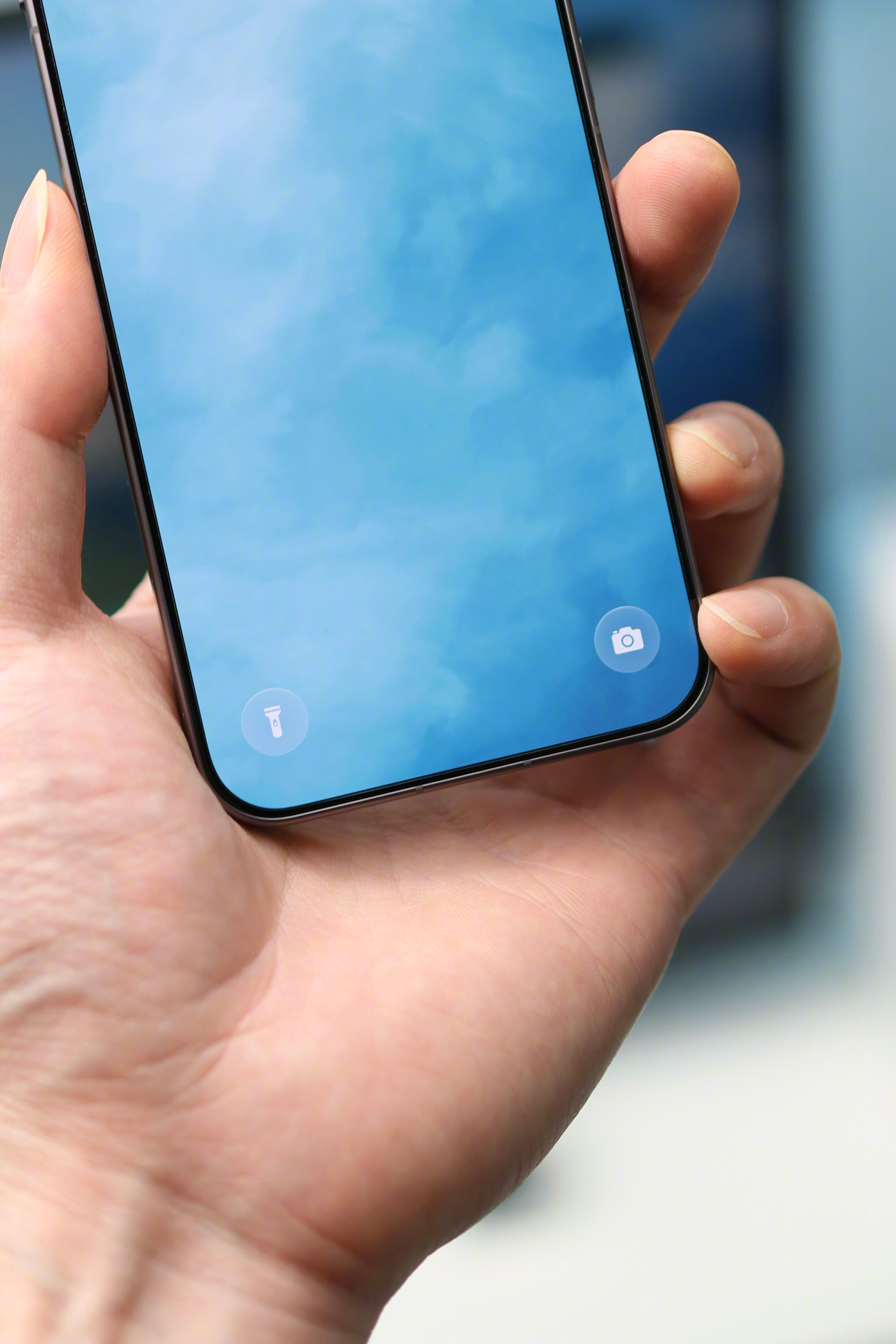 OPPOFindX9sPro的边框控制得很出色，四等边做到了1.1mm，正