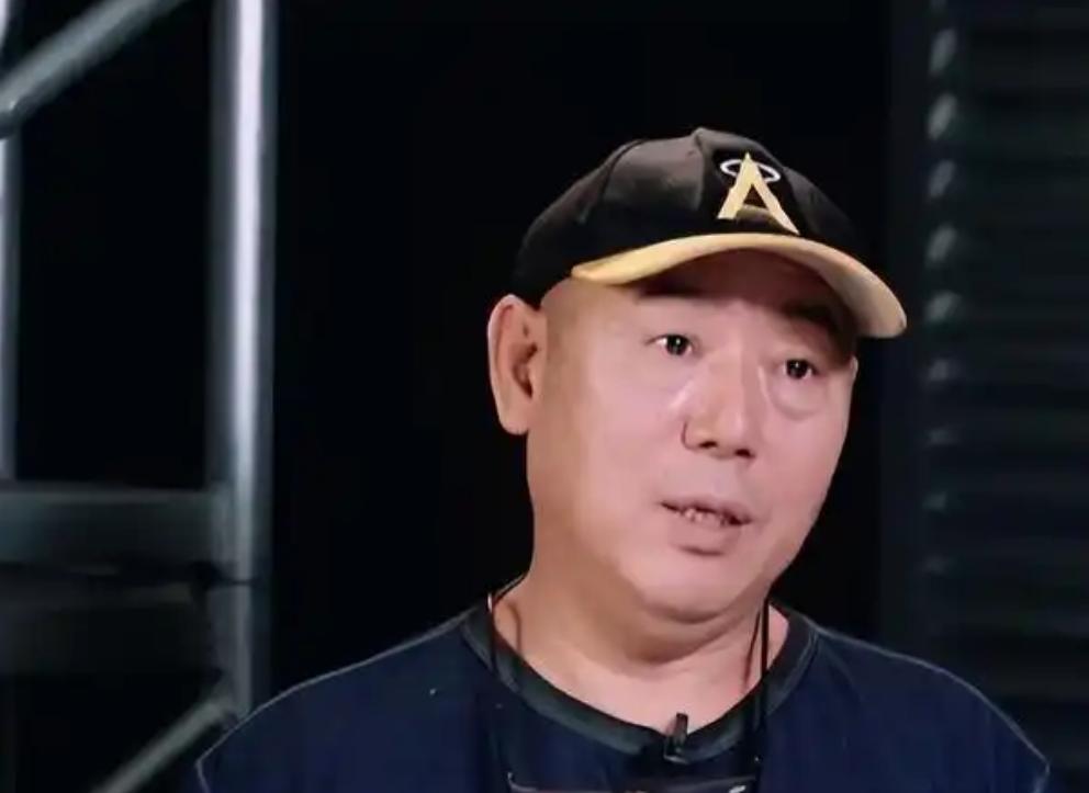 李成儒72岁了，两任妻子都离婚了，前妻四年前病逝，儿子李大海虽同住北京，但父子俩