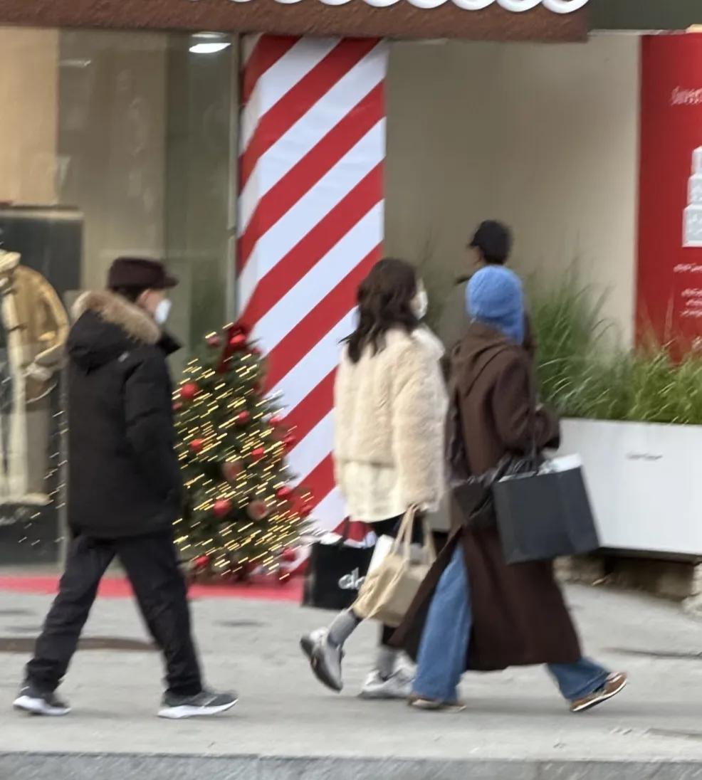 高圆圆韩国逛街美翻了！46岁状态封神，穿搭像韩剧女主46岁的高圆圆现身韩国