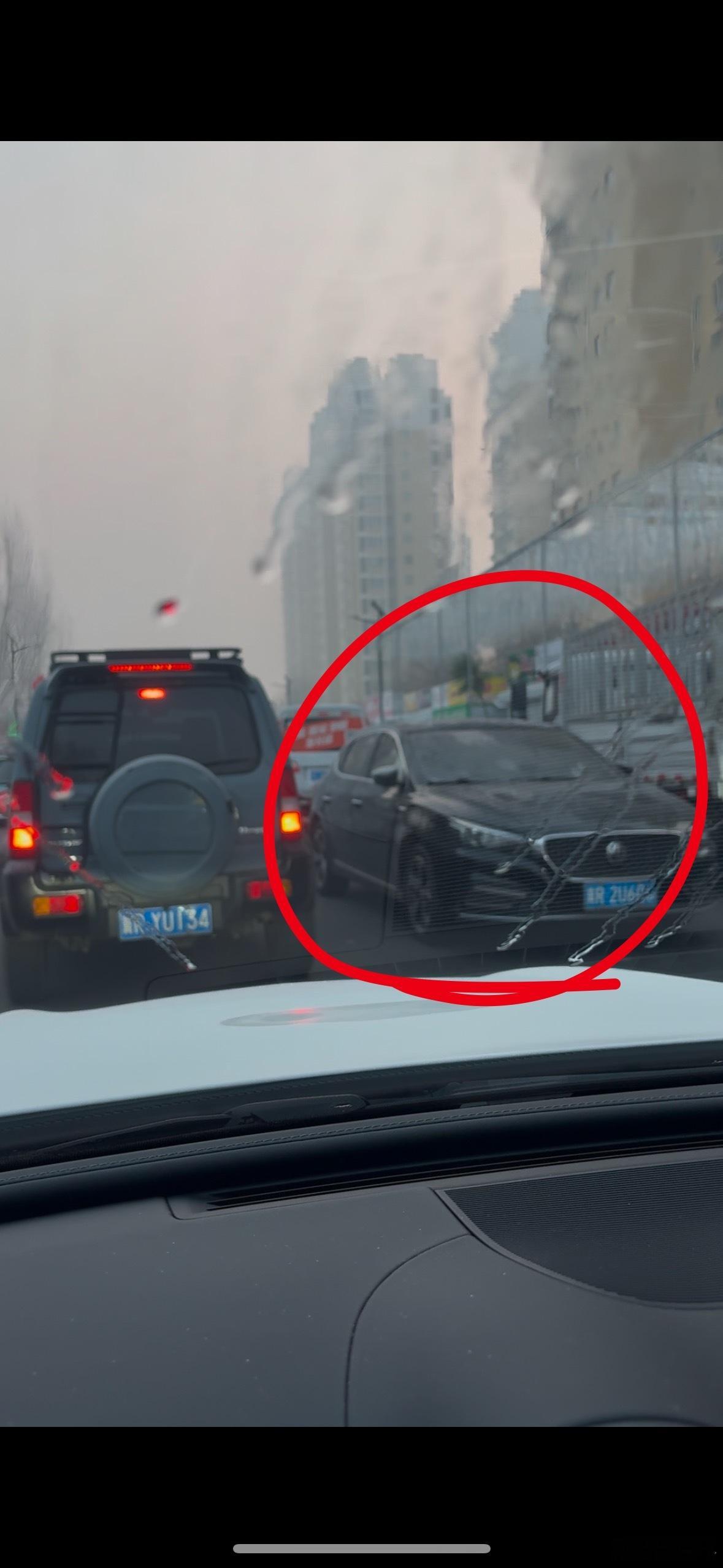 小伙骑车被堵9天举报92次违停可能哪天我也会像这位小伙一样批量举报一波，真的忍无