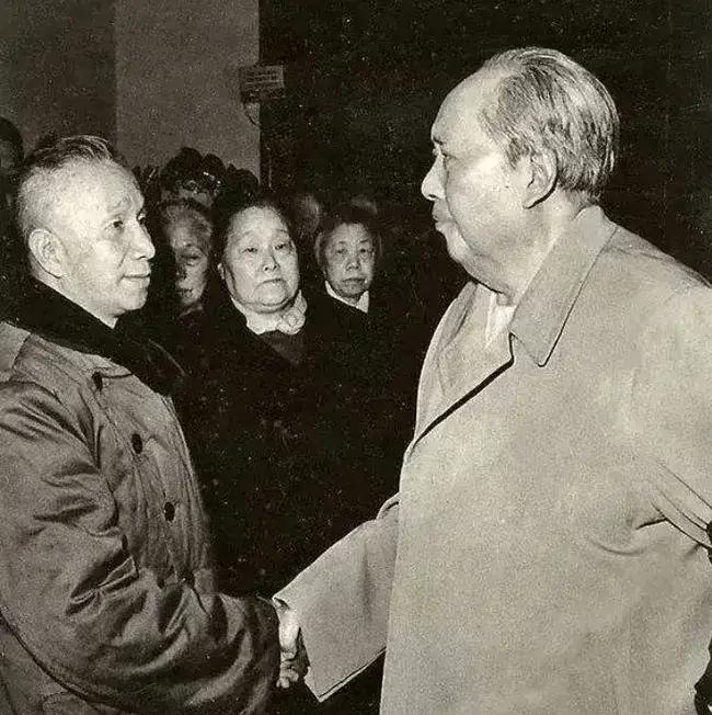 淮海战役后，粟裕在主席那儿，军事地位绝对独一档存在。您看，1949年3月上旬