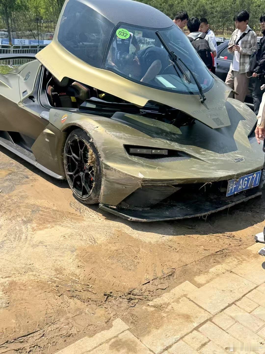 之前在上海开过的这台KTM在金港速度节撞车了看着真心疼啊，坏消息是车身碳纤维基本