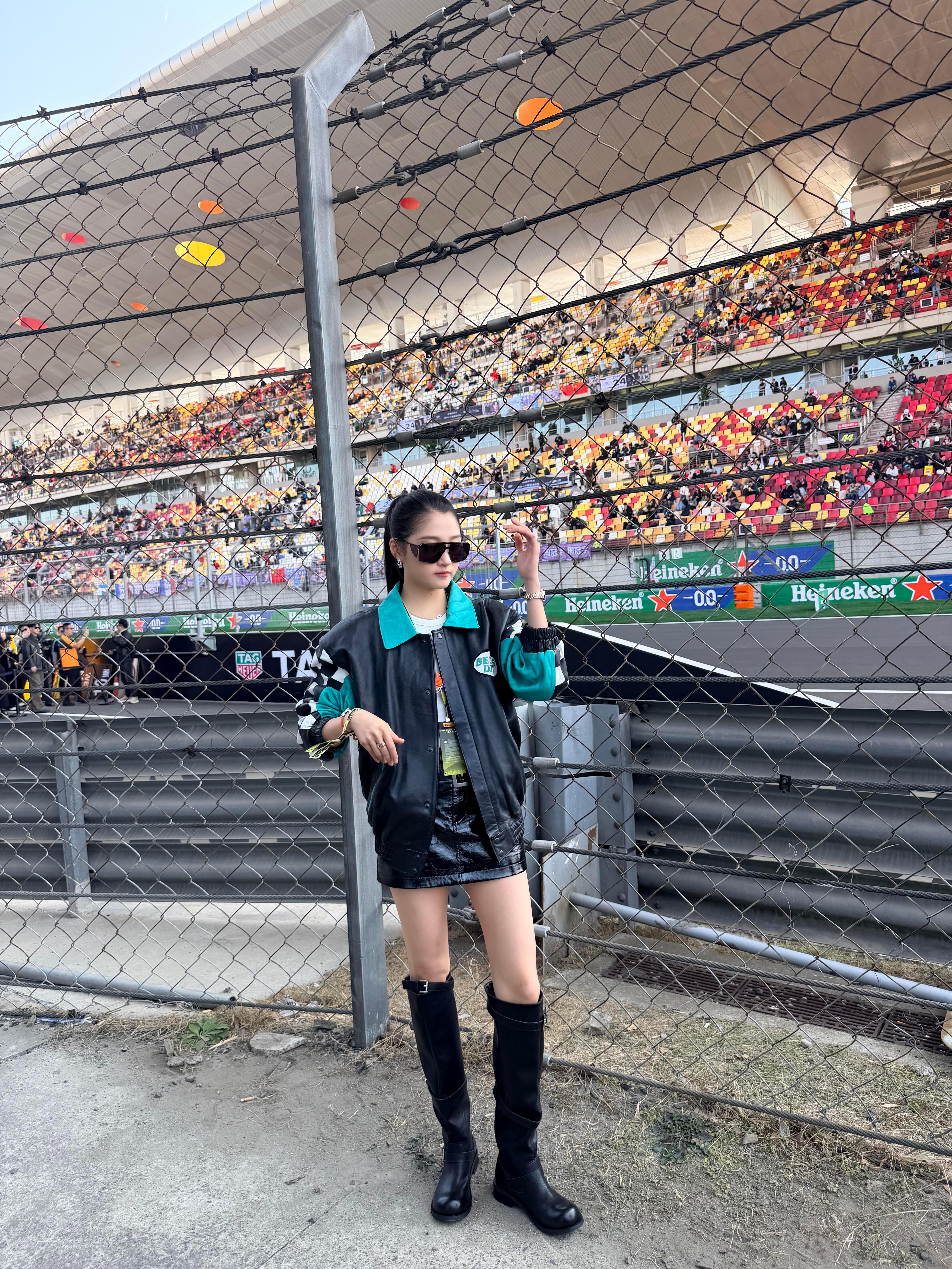 关晓彤xF1赛场闪现惊喜关晓彤程潇F1观赛造型gxt上海F1偶遇关晓彤