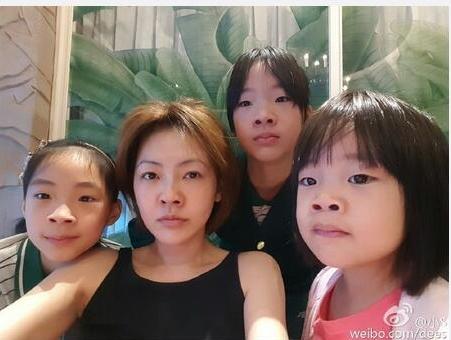 小S复刻了S妈的路子，同样生了三个女儿，两个女儿早早进入娱乐圈发展。最近她