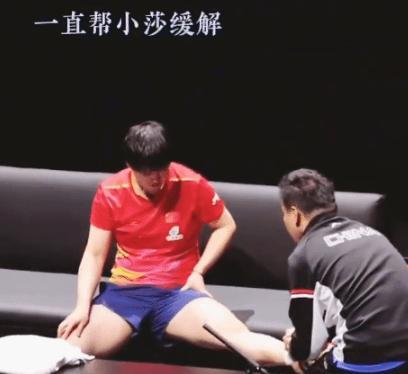 莎莎疼到抽搐，裁判却逼她亲口求医。队医德华拎药箱冲刺，规则硬生生拦住他。莎莎