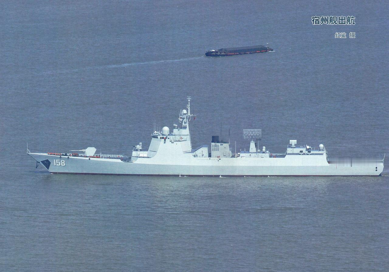 052D最新批次，158宿州舰出海执行任务，主桅杆上的新式快反雷达清晰可见。这一