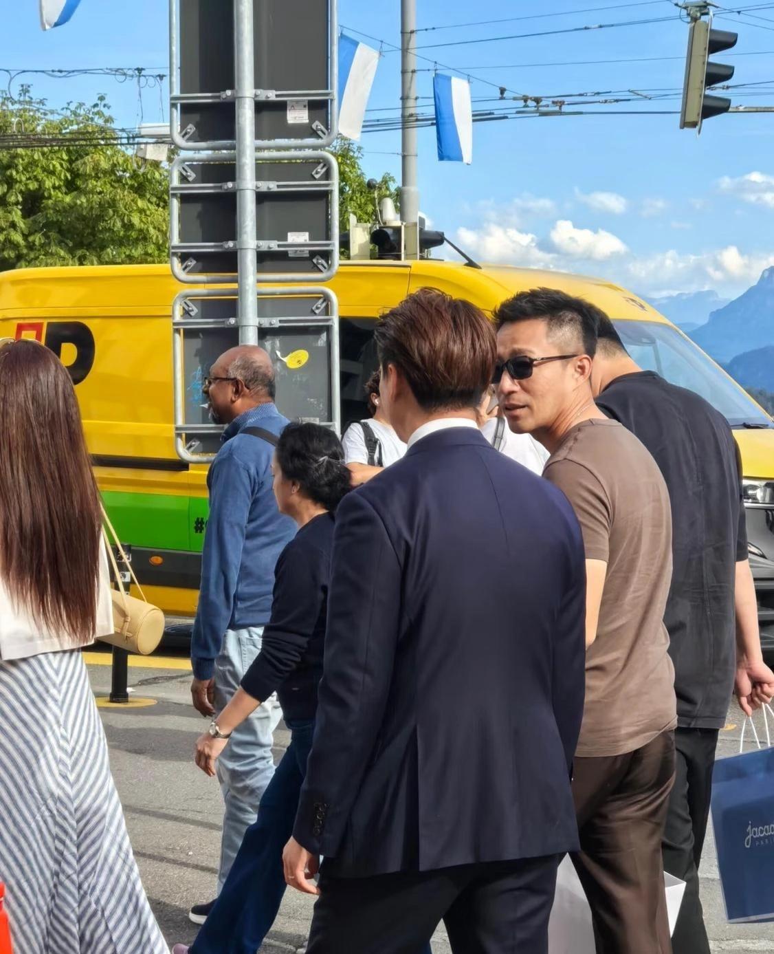 汪小菲这次带孩子，画风确实跟以前不太一样了。玥儿跟着爸爸生活后，穿的用的明显上了
