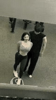 小伙一招捕获女孩芳心