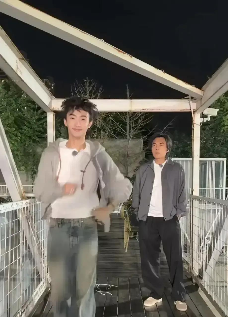 秦昊在机场被镜头捕捉到斜眼扫过恩利那一秒我反复看了五遍。画面里他左手插兜右手拖