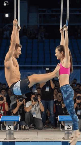 以牙还牙，两脚踹翻对方！正常的博弈，却遭到男子的戏弄，愤怒之余，暴踹男