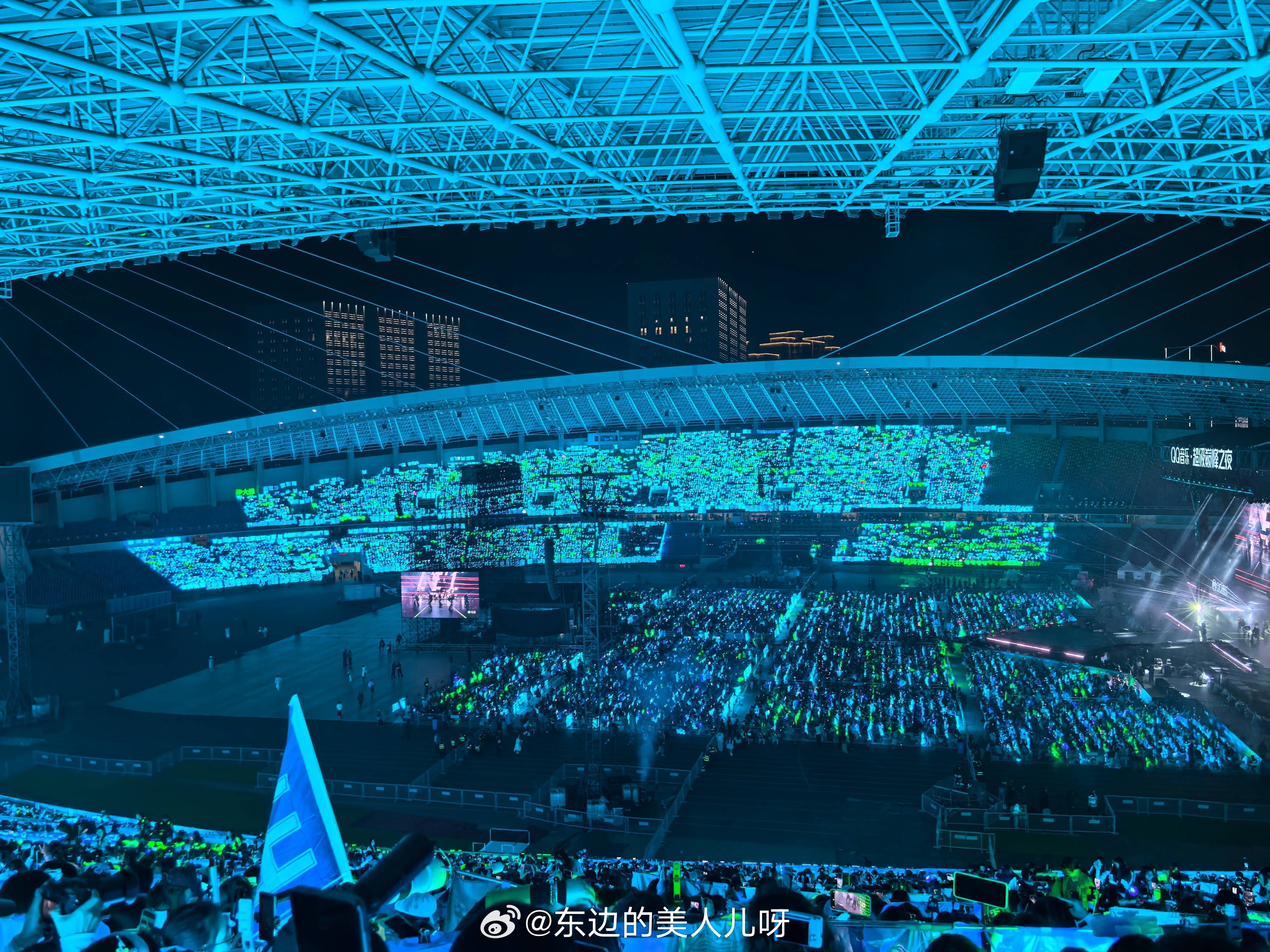 丁禹兮这“爆剧生”流量也太虚了吧，线上礼盒没卖多少，线下灯牌也没几根，全方位被王