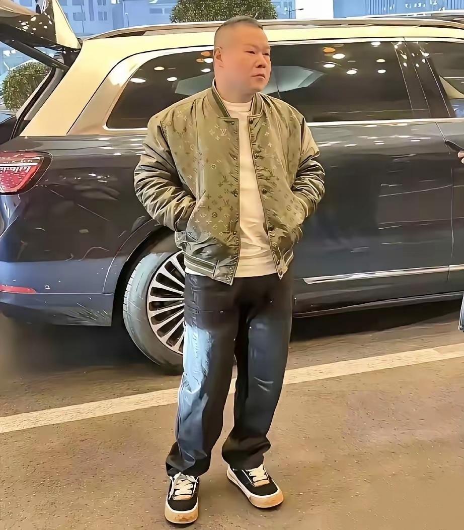岳云鹏最近被拍到穿了件三万多的LV夹克，脚上鞋子也八千多，网上立马有人嘀咕太奢侈