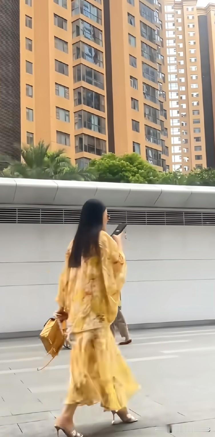 李湘说瘦就瘦，简直像变魔术一样！虽说她和前夫离婚了，但为了闺女王诗龄，两人依旧保