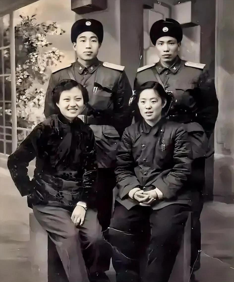 50年代，两位英姿飒爽的尉官与妻子留下珍贵合影。由此可以得出：1两名军官均是