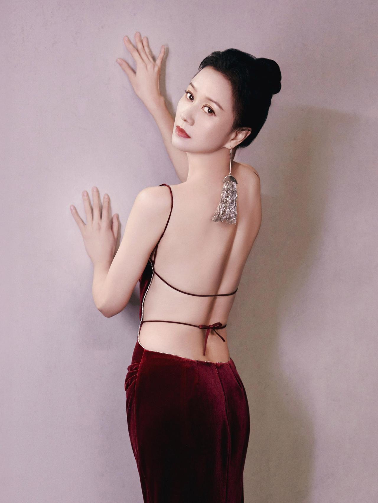 倪虹洁红丝绒露背礼服写真，这背影也太美了她是90年代末横空出世的“初代内衣女