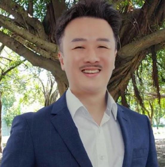 黄智贤到底在做什么？看到黄智贤称赞“田鼠哥”李正浩光明磊落的视频片段，然后再对
