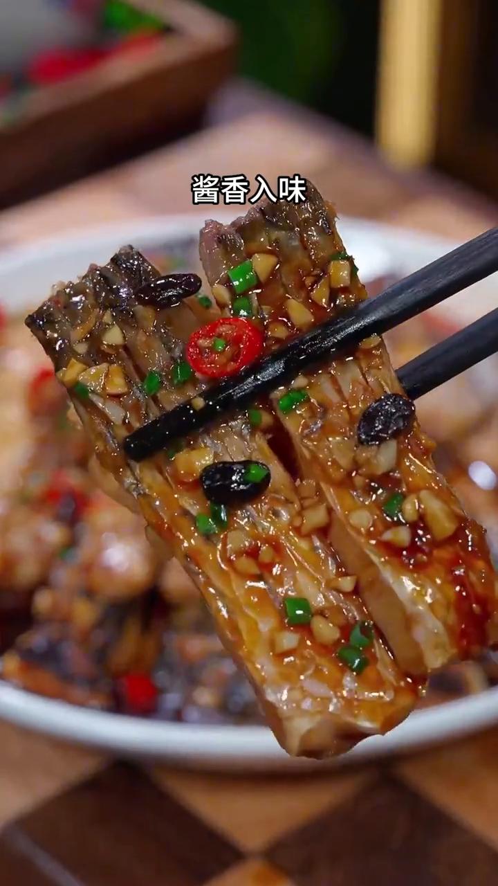 大家注意看，以后草鱼买回来不要总是清蒸或者是红烧了。今天在酒店吃饭的时候学到了一