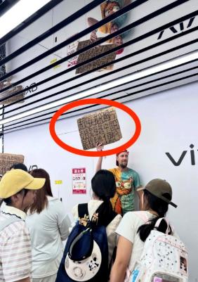 “自己旅游，国人买单？”外籍男子长沙街头摆摊卖照片筹路费，打着环游中国的旗号，实