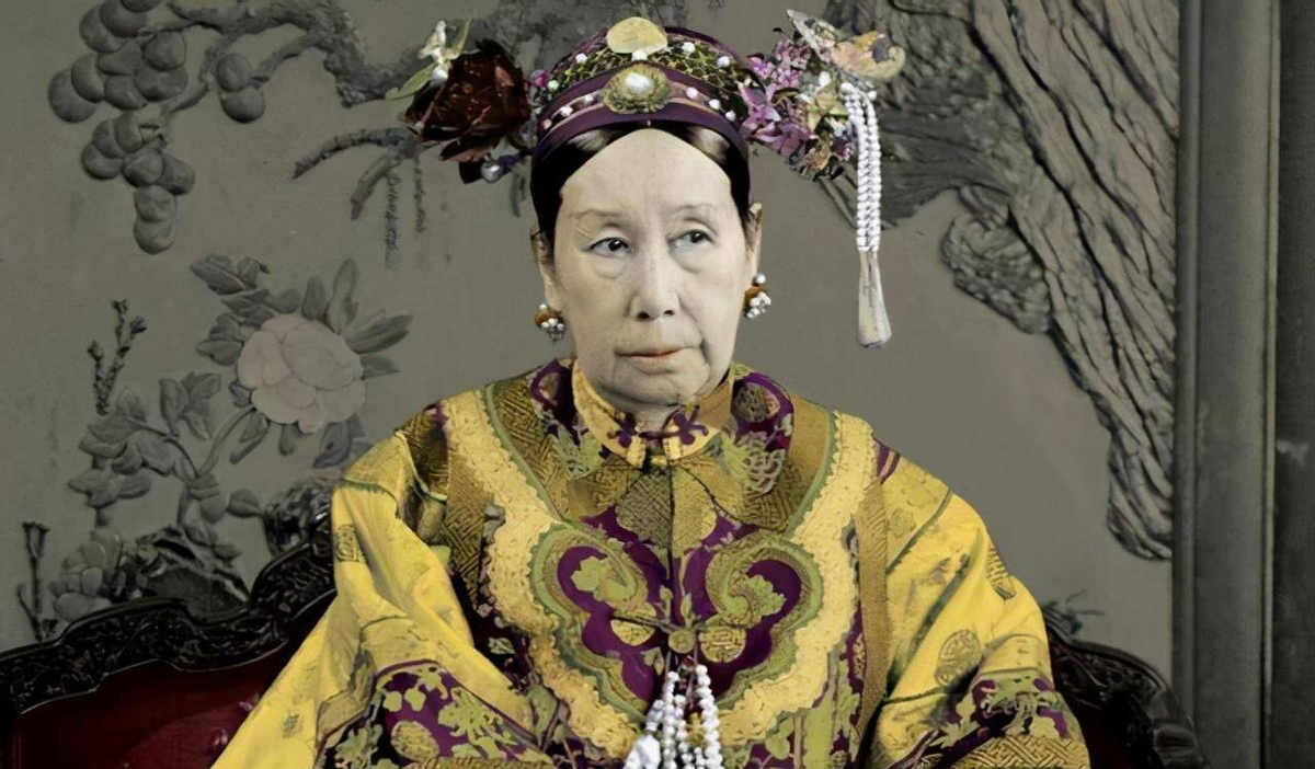李莲英每次给慈禧洗澡的时候，房间里只留下他们两人，还总是传来调笑的声音。小宫女不